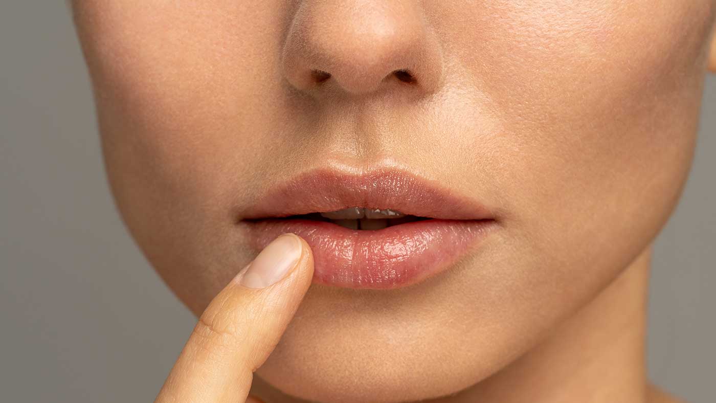 7 Easy Tips to Keep Dry Lips Moisturized During Winter