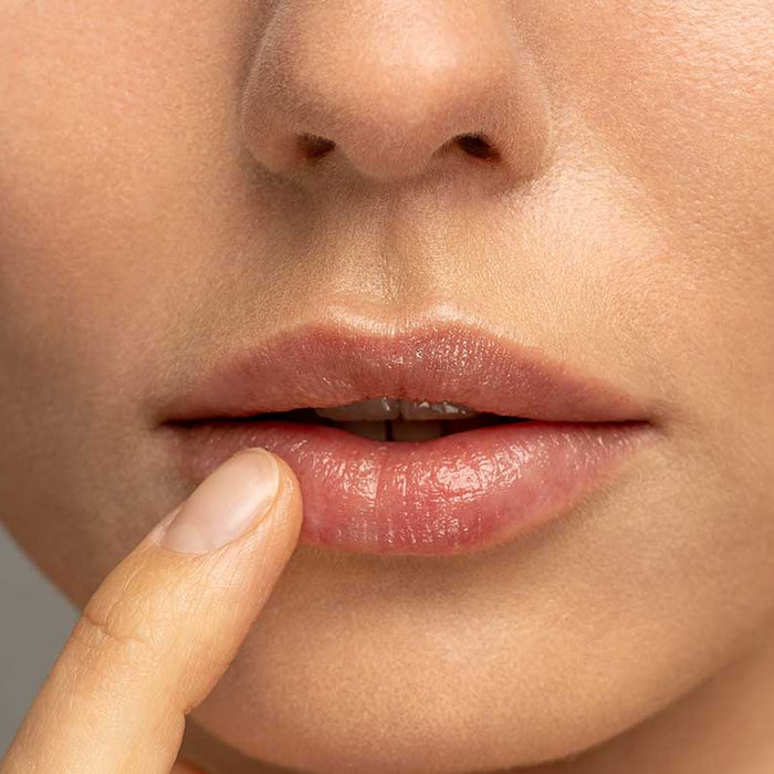 7 Easy Tips to Keep Dry Lips Moisturized During Winter
